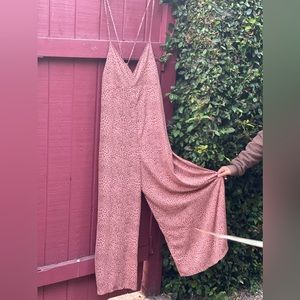 Comfy and flowy jumpsuit in large.  Light fabric.  Perfect for summer.